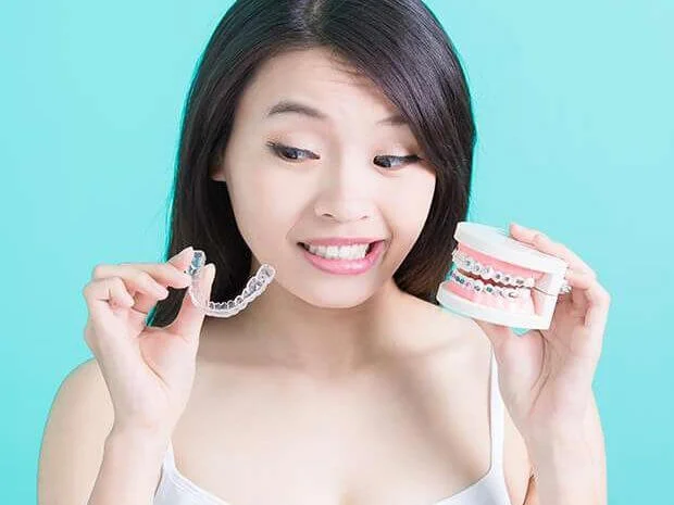 Invisalign vs Traditional Braces (The Pros and Cons of Each)